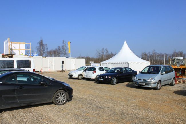 Montage d'une tente pour la pose de la première pierre en Seine-Maritime